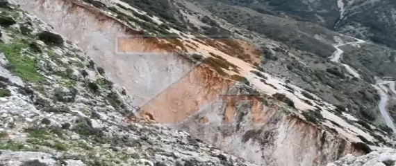 Ο σεισμός προκάλεσε χαράδρα πάνω από τη διάσημη παραλία του Μύρτου (Βίντεο)