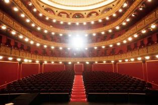 Ανοίγει μετά 14 χρόνια το Δημοτικό Θέατρο Πειραιά