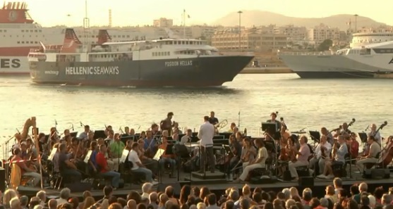 Το βαλς των καραβιών: Μουσική μαγεία από την ΕΛΣ στο λιμάνι του Πειραιά (video)