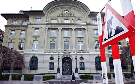 Απόφαση σοκ της Ελβετικής Κεντρικής Τράπεζας εκτοξεύει το φράγκο έναντι του ευρώ