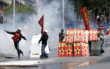 Τουρκία: Αστυνομικός χτυπούσε αστυνομικό για να πετάξει δακρυγόνα σε διαδηλωτές