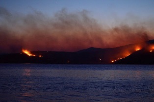 Κάηκε η νότια Σέριφος, εκκενώθηκαν χωριά, συγκλονιστικές εικόνες