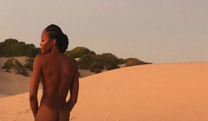 Εκθαμβωτική: Η Ναόμι Κάμπελ στα 49 ποζάρει γυμνή στην έρημο