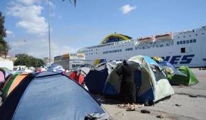 Το «παράδοξο» του Πειραιά: Μειώνονται οι ροές, αυξάνονται οι πρόσφυγες