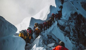 Ορειβάτες προσπερνούν ένα πτώμα για να κατακτήσουν την κορυφή του Εβερεστ