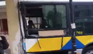 Σύγκρουση λεωφορείων στο Αιγάλεω – 11 επιβάτες τραυματίες