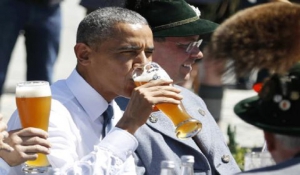 Βίντεο: Ομπάμα και Μέρκελ πίνουν μπύρες