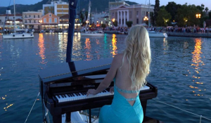 Το μεγαλύτερο συρτάκι στο Αιγαίο με την «ιπτάμενη πιανίστρια» να παίζει στη θάλασσα
