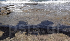 Στάχτες και αποκαϊδια «ξερνά» η θάλασσα σε παραλία της Χαλκίδας…