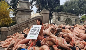 Γυμνή διαμαρτυρία στη Βαρκελώνη για το εμπόριο γούνας
