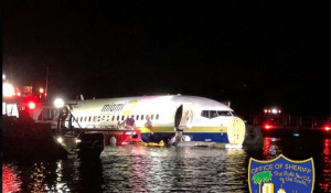 Boeing 737 με 136 επιβαίνοντες κατέληξε από τον διάδρομο προσγείωσης σε ποτάμι