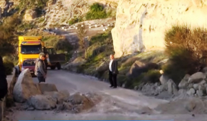 Βίντεο: Κατολίσθηση βράχων στη Σαντορίνη