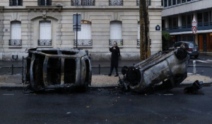 «Ρημαδιό» το Παρίσι μετά τα άγρια επεισόδια: Καμμένα, αναποδογυρισμένα ΙΧ, βανδαλισμένα καταστήματα