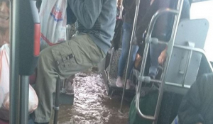 Απίστευτη Ελλάδα: Λεωφορείο στον Ασπρόπυργο πλημμύρισε και οι επιβάτες κρέμονταν για να σωθούν