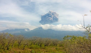 «Ξύπνησε» ηφαίστειο στην Ινδονησία - Αναζητούν τουρίστες
