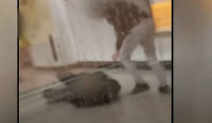 Βίντεο-σοκ: Καρέ καρέ ο άγριος ξυλοδαρμός σταθμάρχη του μετρό στην Ομόνοια