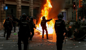Χάος στην Βαρκελώνη: Συγκρούσεις διαδηλωτών-αστυνομίας