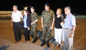 Στην Ελλάδα οι δύο Έλληνες στρατιωτικοί - Κατέβηκαν ένστολοι από το αεροπλάνο
