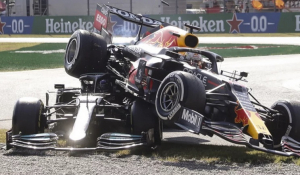 Formula 1: Τρομακτική σύγκρουση ανάμεσα σε Χάμιλτον και Φερστάπεν στη Μόντσα -Εγκατέλειψαν και οι δύο [βίντεο]