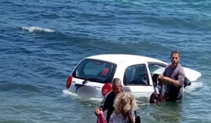 Περαστικοί σώζουν γυναίκα οδηγό αυτοκινήτου που είχε πέσει στη θάλασσα