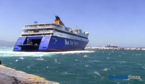 Συνωστισμός πλοίων στο λιμάνι της Νάξου παρά τα 8-9 μποφόρ (Βίντεο)