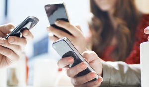 Έρευνα: Ένας στους τέσσερις νέους έχει σχεδόν εθισμό με το κινητό τηλέφωνο του