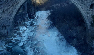 Ηπειρος: Η κακοκαιρία πάγωσε ποτάμι στο Ζαγόρι -Στους -12 το θερμόμετρο