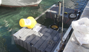 Καθαρότερη εφεξής η θάλασσα της Πάρου με τη λειτουργία πλωτού κάδου θαλασσίων απορριμμάτων (Βίντεο)