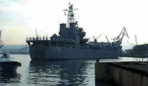 Νέο ατύχημα με πολεμικό πλοίο: Σκίσιμο δύο μέτρα στο αρματαγωγό «Λέσβος»
