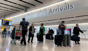 Μετάλλαξη Όμικρον: Πιο αυστηρά μέτρα ετοιμάζουν οι ΗΠΑ για τους ταξιδιώτες από εξωτερικό