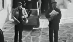 Νοσταλγικές εικόνες… Αποκριάτικες «μασκαριές» στη Νάουσα της Πάρου, δεκαετίες πριν! (Βίντεο)