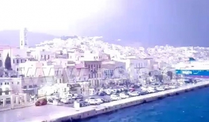 Η νύχτα έγινε μέρα στη Σύρο! «Έλαμψε» το νησί από το πλοίο Blue Star Naxos!