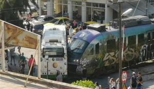 Συρμός του προαστιακού συγκρούστηκε με λεωφορείο στη Λιοσίων