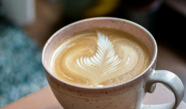 Google Doodle: Σήμερα γιορτάζει τον flat white καφέ - Ποια η διαφορά του latte
