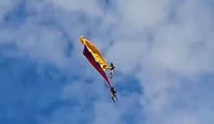 Βίντεο-σοκ: Η στιγμή της πτώσης στο κενό υπαξιωματικών που κράταγαν γιγαντιαία σημαία από ελικόπτερο