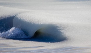 Παγωμένα κύματα -Το αρκτικό ψύχος πάγωσε το νερό, τη στιγμή που έσκαγε στην ακτή