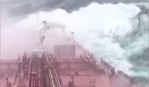 Γιγάντια υδάτινα τείχη υψώνονται μπροστά από φορτηγό πλοίο