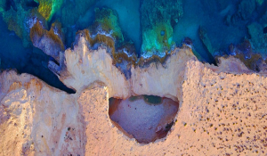 Μια τεράστια τρύπα, σαν φυσική πισίνα, από τις πιο μαγικές παραλίες στο Αιγαίο