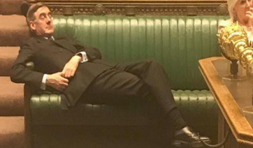 Σάλος με υπουργό του Μπόρις Τζόνσον που ξάπλωσε στα έδρανα της Βουλής ενώ ήταν σε εξέλιξη η συζήτηση