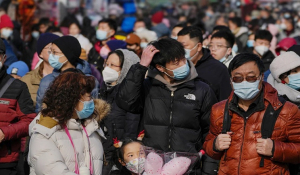 Η Κίνα επαναφέρει τις μάσκες μετά τη μυστηριώδη πνευμονία που «χτυπάει» κυρίως παιδιά