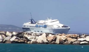 Το Paros Jet «δαμάζει» τα κύματα στο λιμάνι της Νάξου