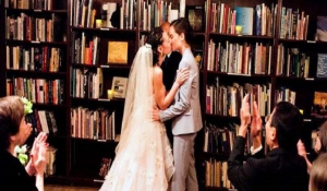 Νέα μανία: Παντρεύονται μέσα σε βιβλιοπωλεία