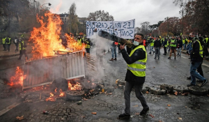 Γαλλία: Με επιδέσμους και νάρθηκες βγαίνουν στους δρόμους τα Κίτρινα Γιλέκα