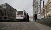 Γαλλία: Δεκάδες άγνωστοι επιτέθηκαν σε αστυνομικό τμήμα σε προάστιο του Παρισιού