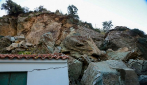 Λέσβος: Μεγάλη κατολίσθηση στο Πλωμάρι – Βράχοι έπεσαν σε σπίτια!