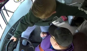ΗΠΑ: 13χρονος απέτρεψε τροχαίο και ακινητοποίησε σχολικό λεωφορείο στο Μίσιγκαν όταν λιποθύμησε ο οδηγός - Δείτε βίντεο