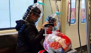 Απελπισία με τον κοροναϊό στην Κίνα: Φορούν μπουκάλια στο κεφάλι για να προφυλαχθούν από τον ιό