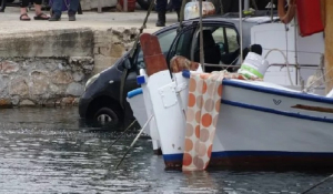 Αυτοκίνητο έπεσε στη θάλασσα στη Σύρο