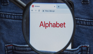 «Καλπάζει» η Alphabet -Η μητρική της Google στο «κλαμπ των τρισεκατομμυριούχων»