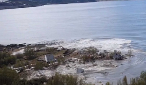 Η θάλασσα «καταπίνει» οκτώ σπίτια, η στεριά «εξαφανίζεται» (video)